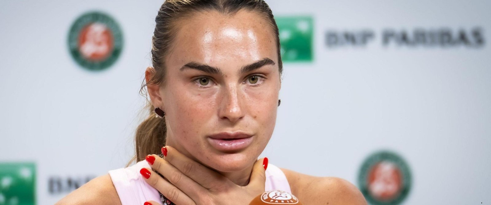 Aryna Sabalenka transforma Roland-Garros em passarela de luxo com diamantes e atitude