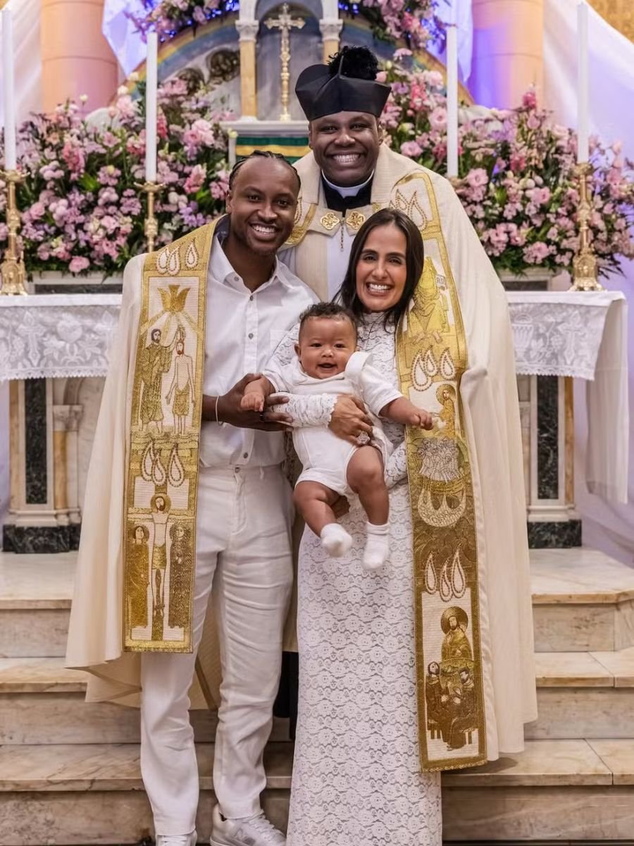Carol Peixinho e Thiaguinho celebram batizado do filho, Bento, em igreja no Rio de Janeiro