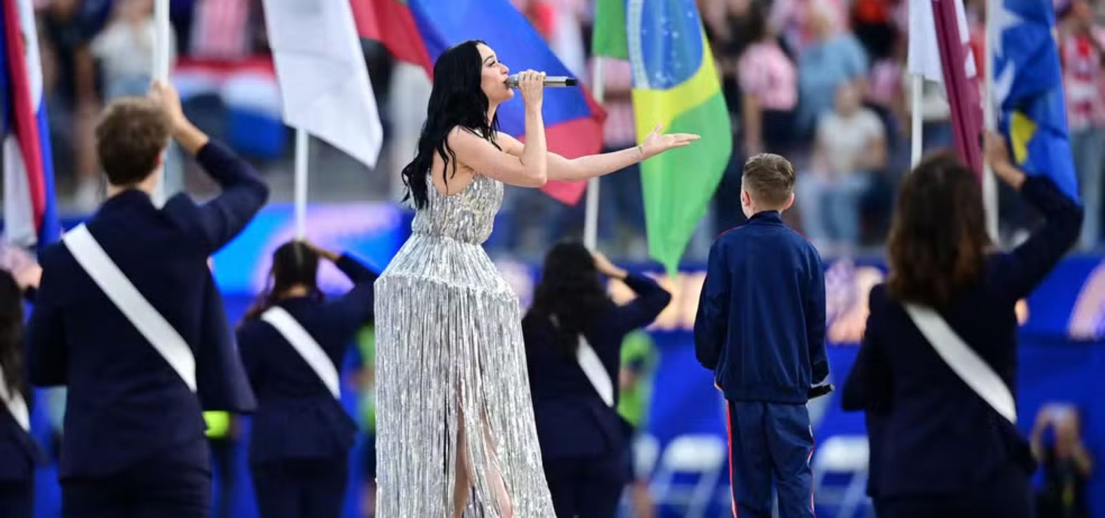 Katy Perry abre a Copa do Mundo 2026 ao lado de menino de 10 anos e transforma palco em encontro de gerações