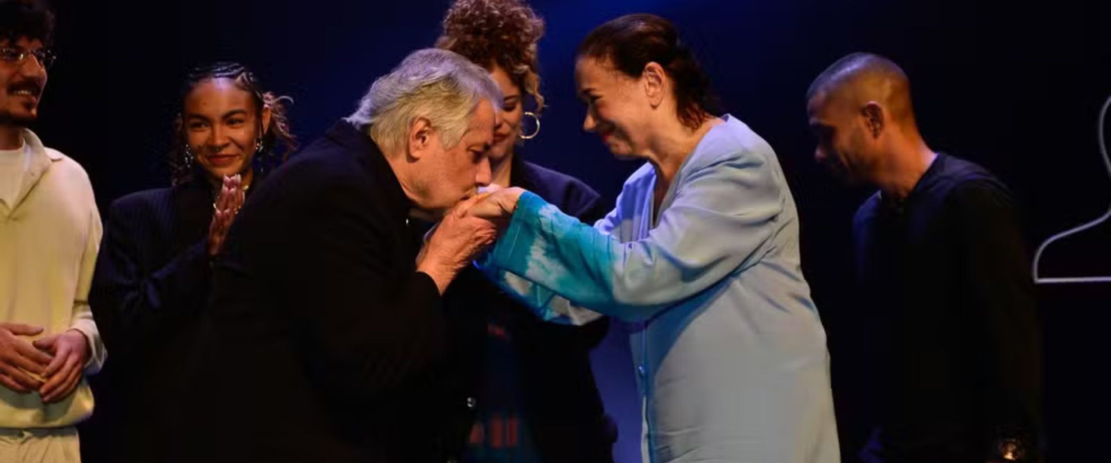 Roberto de Carvalho se emociona em homenagem a Rita Lee durante estreia de peça em São Paulo