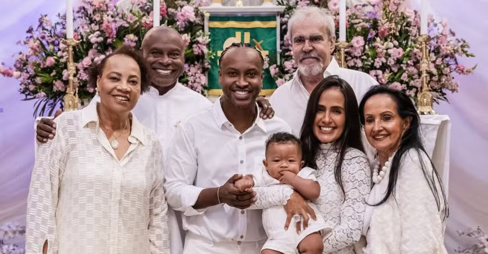 Carol Peixinho e Thiaguinho celebram batizado do filho, Bento, em igreja no Rio de Janeiro